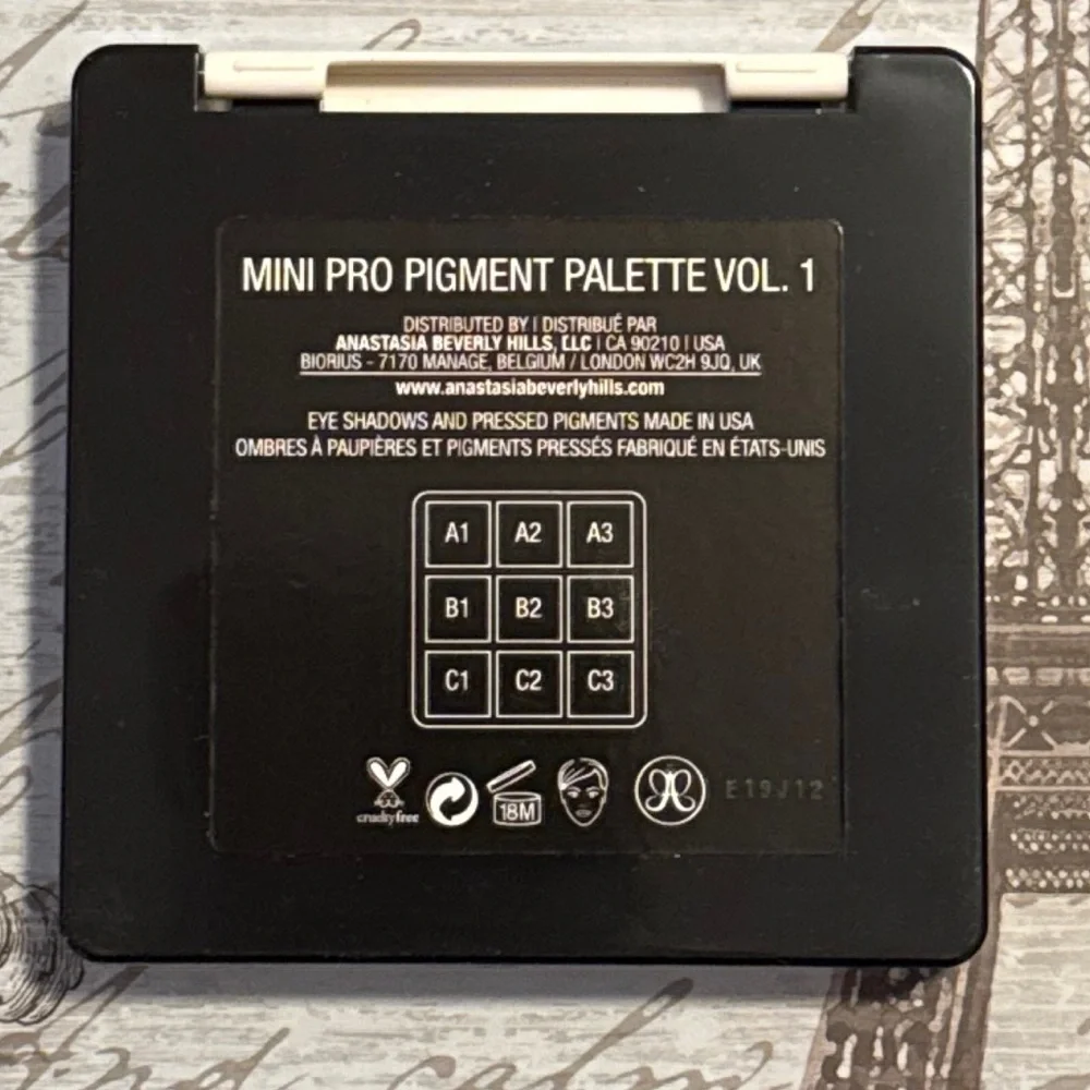 Anastasia Norvina MiniPro Pigment Palette Volume 1 Vibrant Eyeshadow Palette